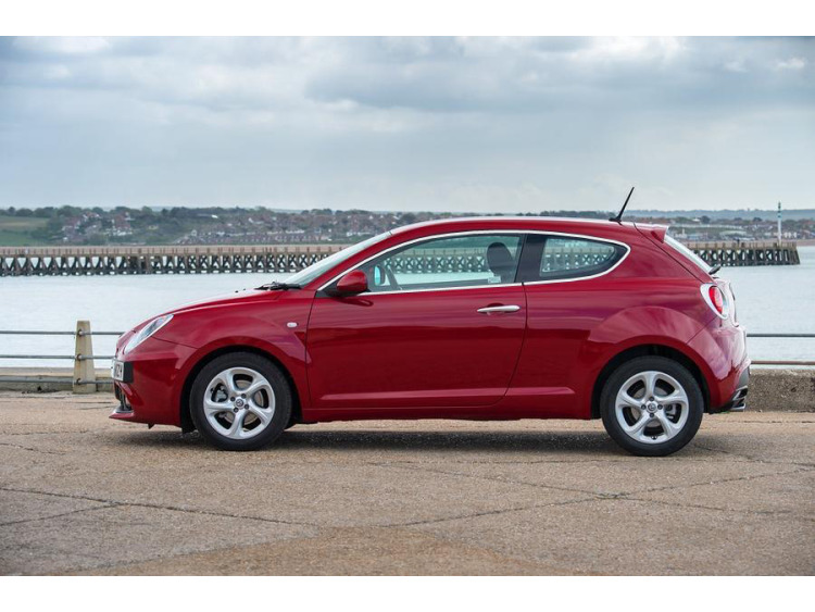 Baguette chrom&eacute;e de contour des vitres lat&eacute;rales pour Alfa Romeo Mito