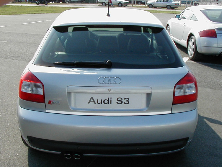 Baguette de coffre chrom&eacute;e compatible avec Audi S3 98-03
