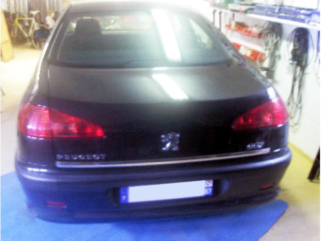 Baguette de coffre chromée compatible avec Peugeot 607
