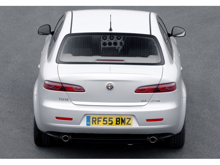 Baguette de coffre chrom&eacute;e pour Alfa Romeo 159