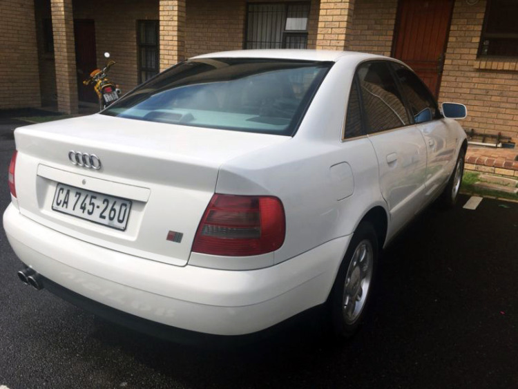 Baguette de coffre chrom&eacute;e pour Audi A4 s&eacute;rie 1 phase 2 99-00