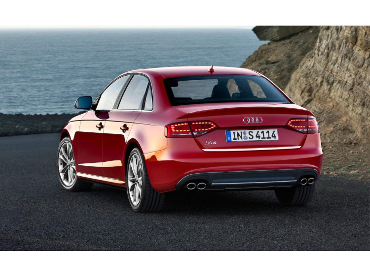 Baguette de coffre chrom&eacute;e pour Audi S4 08-11 s&eacute;rie 3 & Audi S4 11-16 s&eacute;rie 3 phase 2