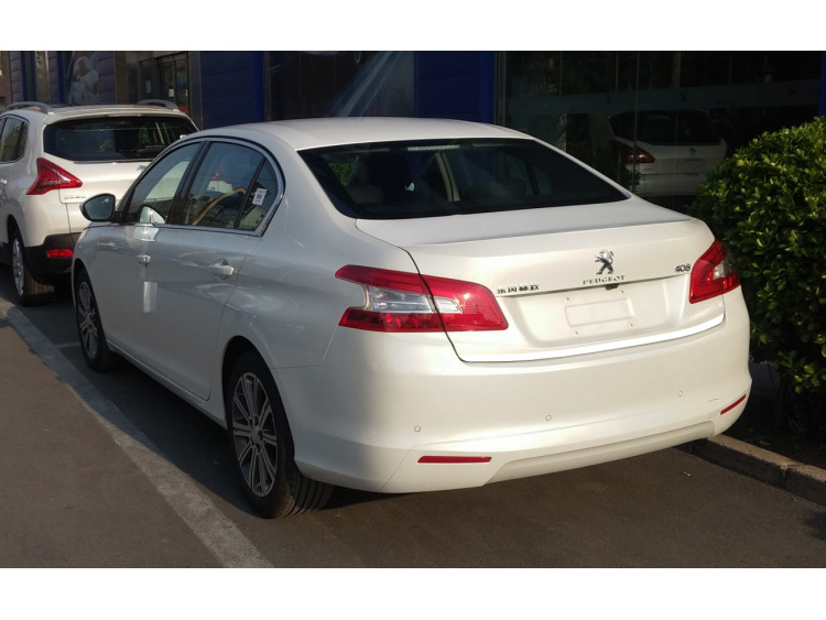 Baguette de coffre chrom&eacute;e pour Peugeot 408